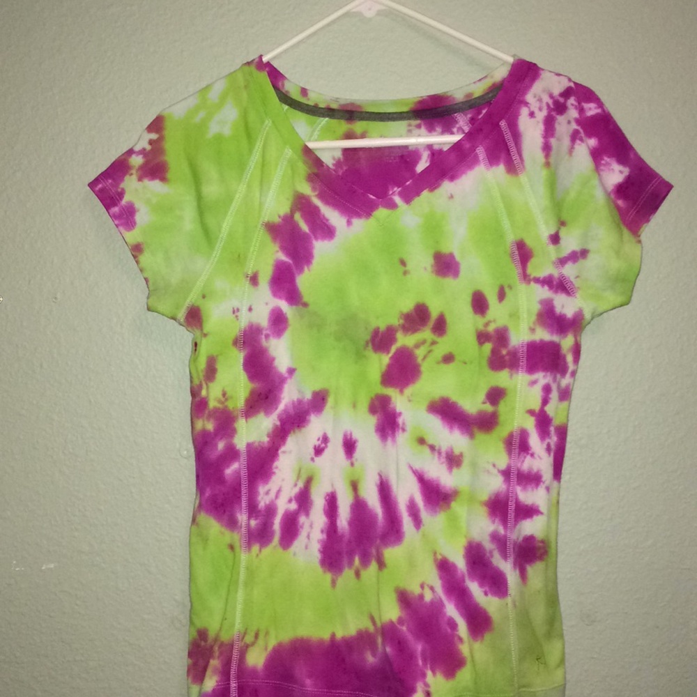 Size S Small v neck tie dye tee